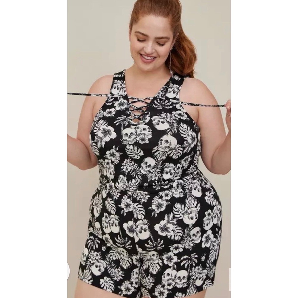 Torrid LoveSick Lace Up Romper 1X Black White Super Soft Tropical Skulls Goth